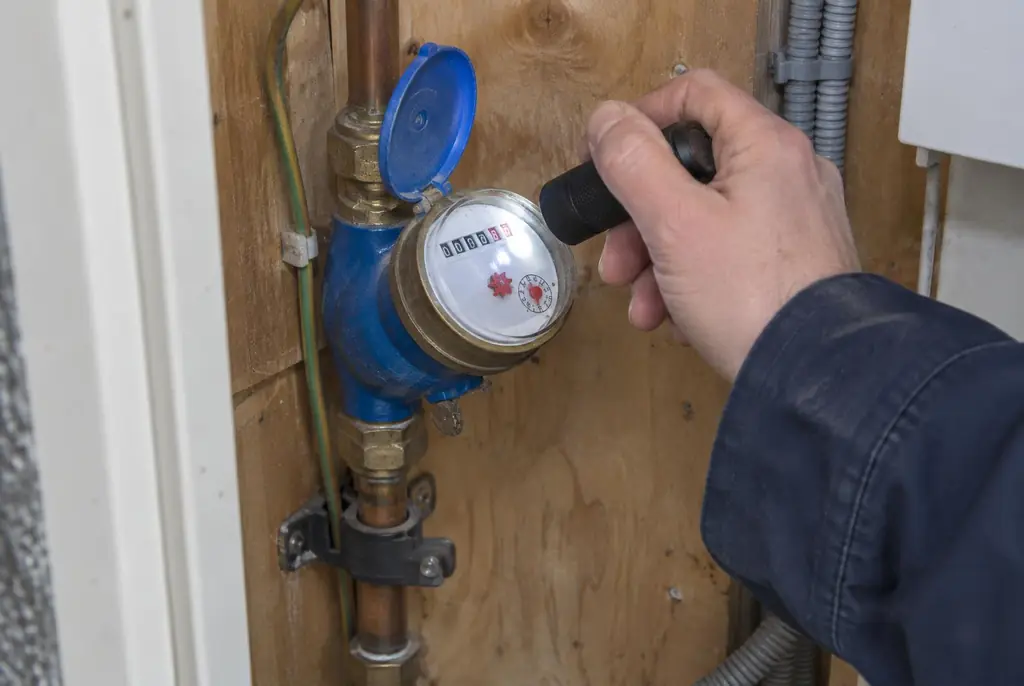 Lekdetectie Achterveld – watermeter in de meterkast controleren met een zaklamp